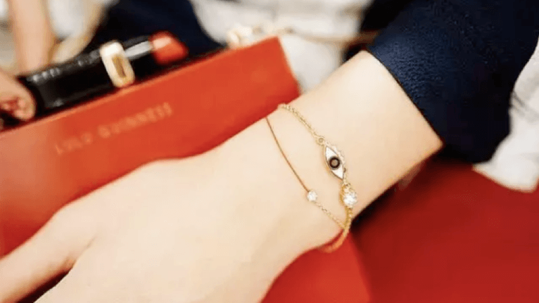 入手欧洲“锦鲤”小红绳后，记得出示电子退税卡办理欧洲退税