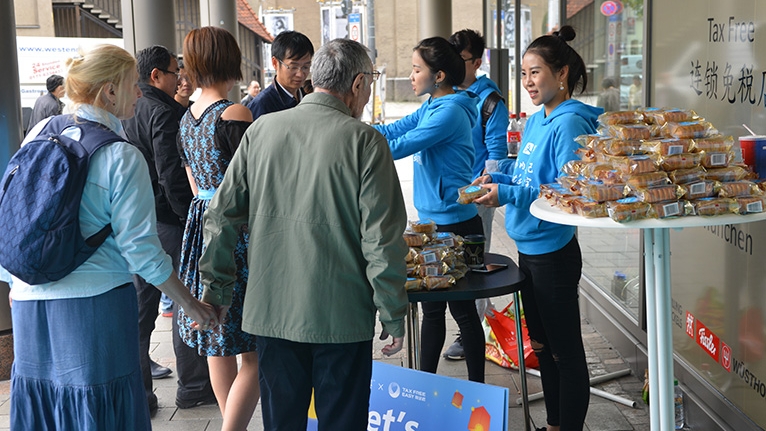 惊喜送月饼+马车上城堡